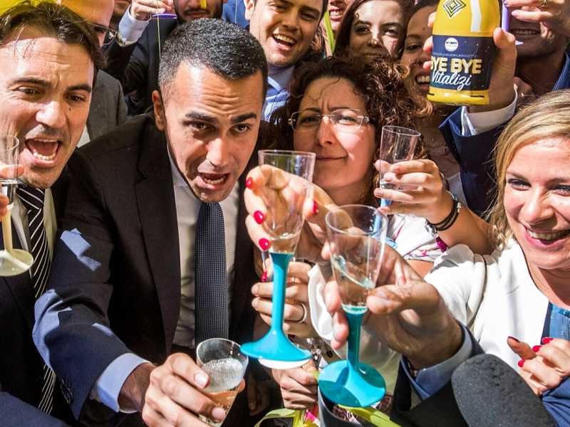 Era luglio del 2018, su Piazza Montecitorio i deputati del Movimento stappavano bottiglie di spumante caldo (foto LaPresse)