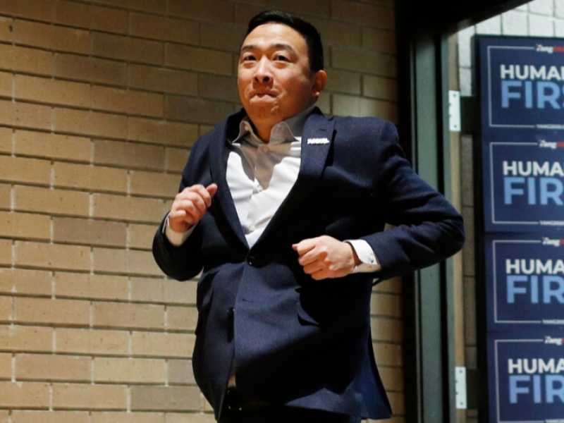 Andrew Yang sale sul palco durante un evento elettorale in Iowa (John Locher / AP Photo)