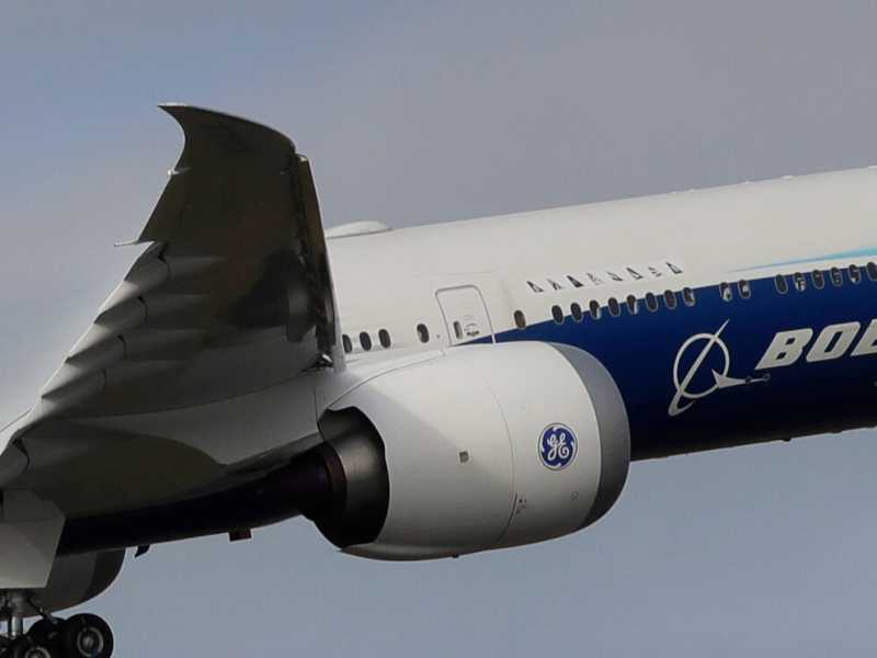 Il nuovo Boeing 777X decolla per il suo primo volo (foto LaPresse)