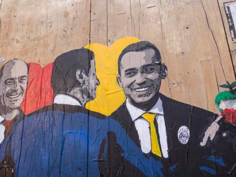 Roma, l'opera di TVBOY "Le Tre Grazie" sul governo rossogiallo - foto LaPresse
