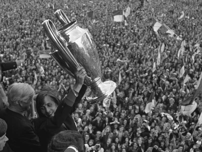 Barry Hulshoff con la Coppa dei campioni nel 1972