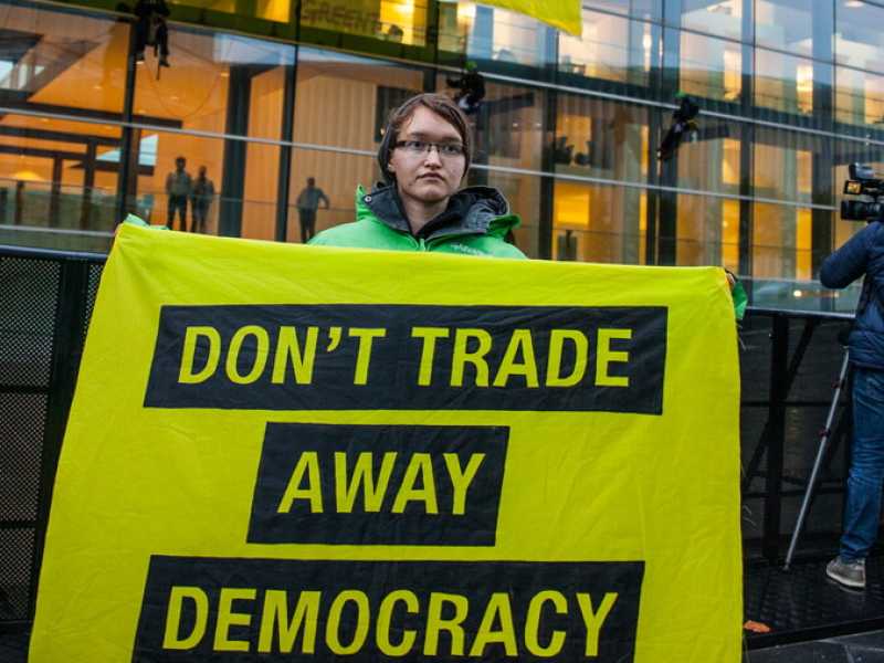 Un manifestante di Greenpeace contro il Ceta a Lussemburgo (foto LaPresse)