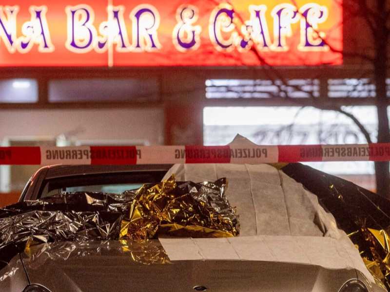 Una delle scene dell'attentato a Hanau (foto LaPresse)