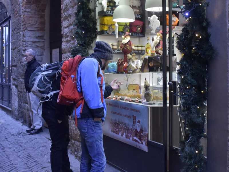 La vetrina di un negozio a Bergamo Alta (foto LaPresse)