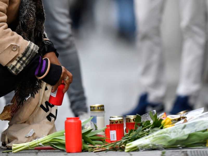 Fiori in uno dei luoghi degli attentati di Hanau (foto LaPresse)