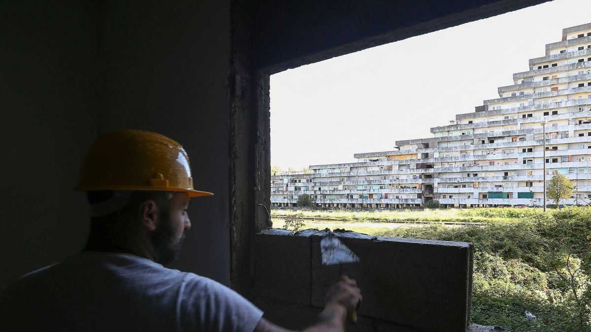 Immagine di Al via la demolizione delle "Vele" di Scampia, simbolo della Camorra