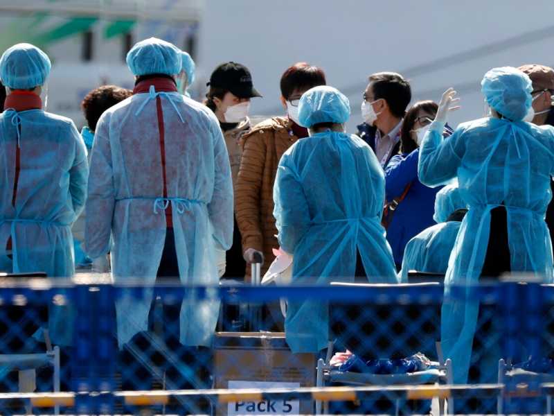 Coronavirus, la nave da crociera Diamond Princess in quarantena ancorata in un porto di Yokohama (foto LaPresse)