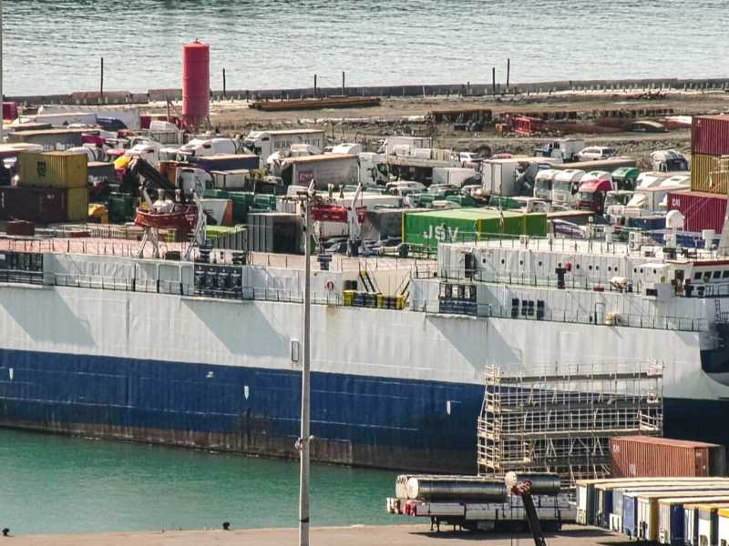 La nave Bana ormeggiata a Genova (foto LaPresse)