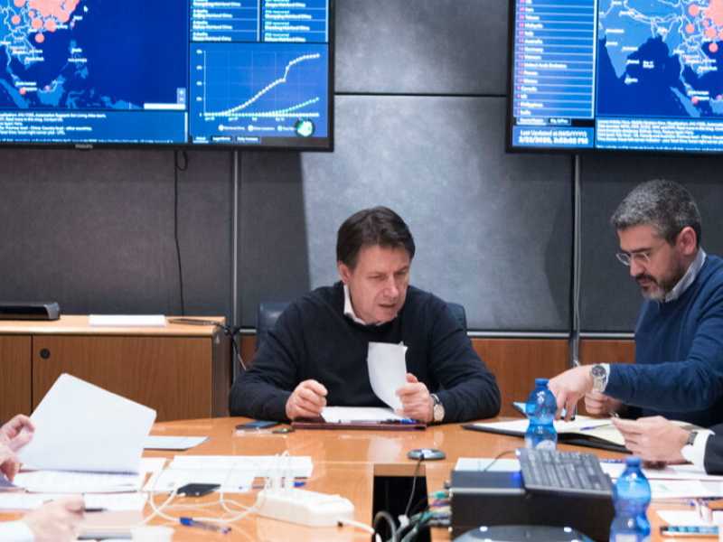 Giuseppe Conte al cdm straordinario alla protezione civile di Roma (foto LaPresse)
