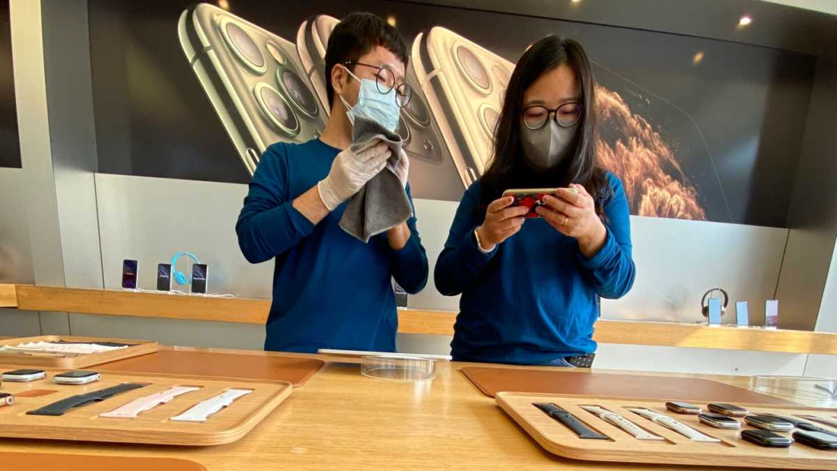 Immagine di Dagli iPhone ai farmaci ai vestiti, quanto pesa il virus sul commercio