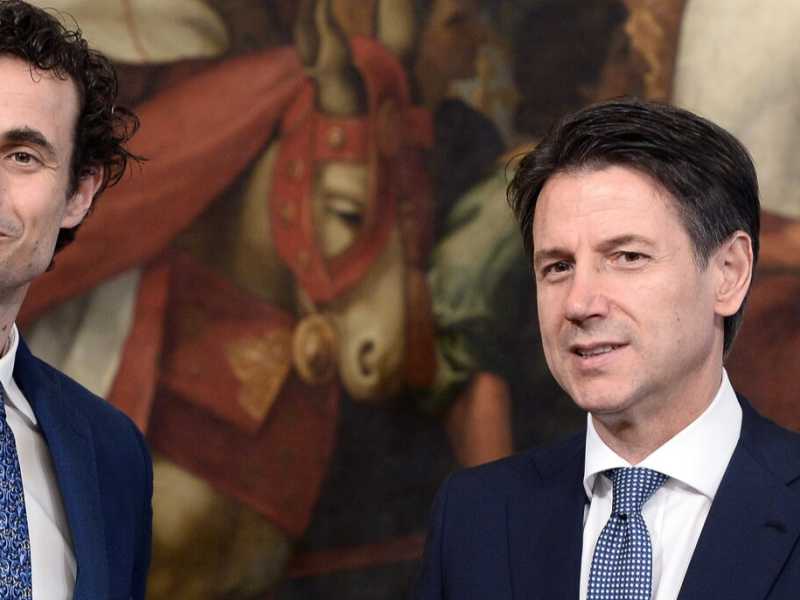 Davide Crippa, capogruppo del M5s alla Camera, con il premier Giuseppe Conte (foto LaPresse)