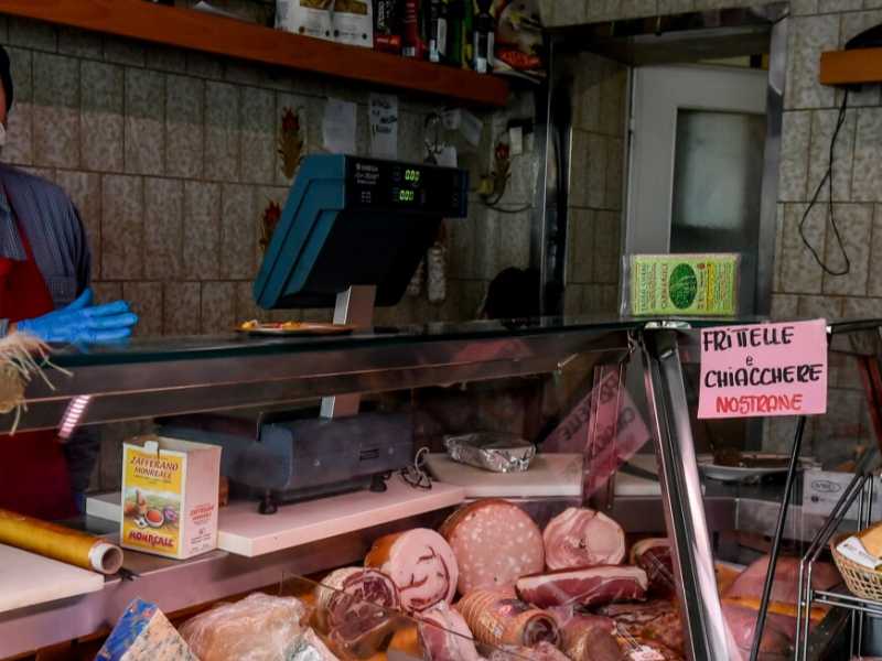 Un negozio di alimentari nella &ldquo;zona rossa&rdquo; del Lodigiano (foto LaPresse) 