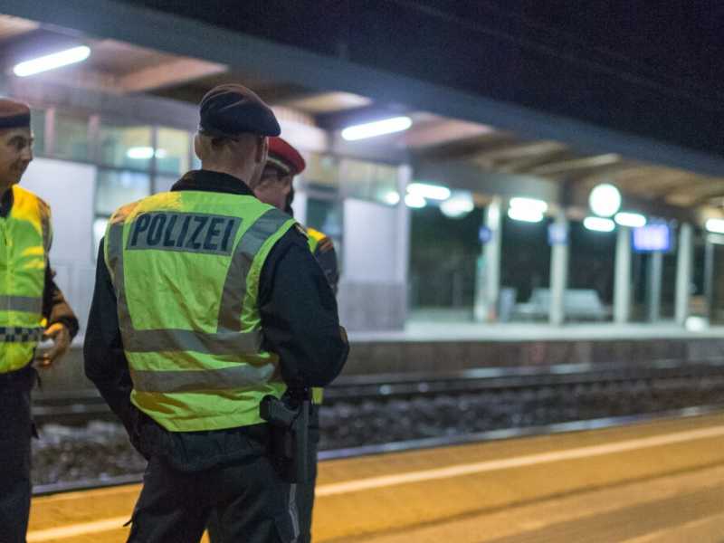 Un'immagine di archivio con la polizia austriaca impegnata nei controlli al confine con l'Italia (Foto LaPresse)