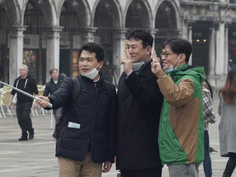 Tre turisti a Piazza San Marco, Venezia (Foto LaPresse)