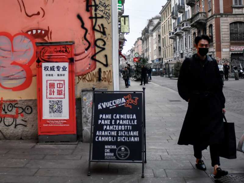 Negozi e locali chiusi nella Chinatown milanese (foto LaPresse)