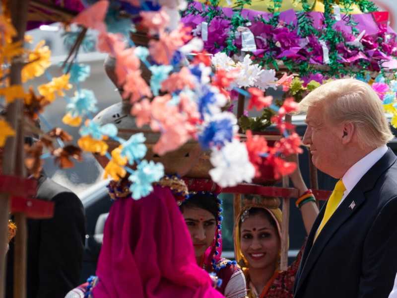 Trump all'aeroporto internazionale Sardar Vallabhbhai Patel di Ahmedabad (AP Photo/Alex Brandon via LaPresse)
