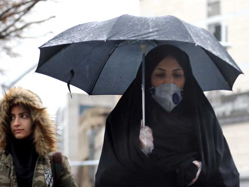 Due donne camminano per il centro di Teheran (foto LaPresse)