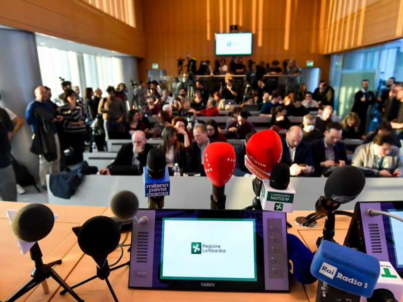 Una conferenza stampa alla Regione Lombardia sul coronavirus (foto LaPresse)