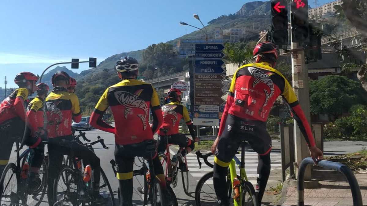 Immagine di Piccoli squali crescono pedalando per la Sicilia. Il ciclismo del Team Nibali