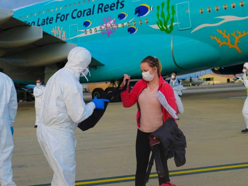 Un volo di rientro da Wuhan con alcuni cittadini francesi evacuati dalla Cina (foto LaPresse)