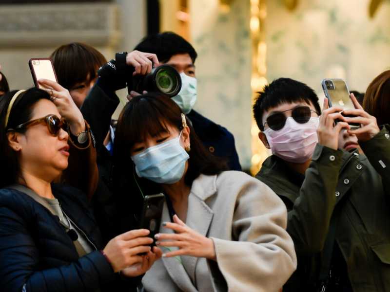 Un gruppo di turisti per le vie di Milano (foto LaPresse)