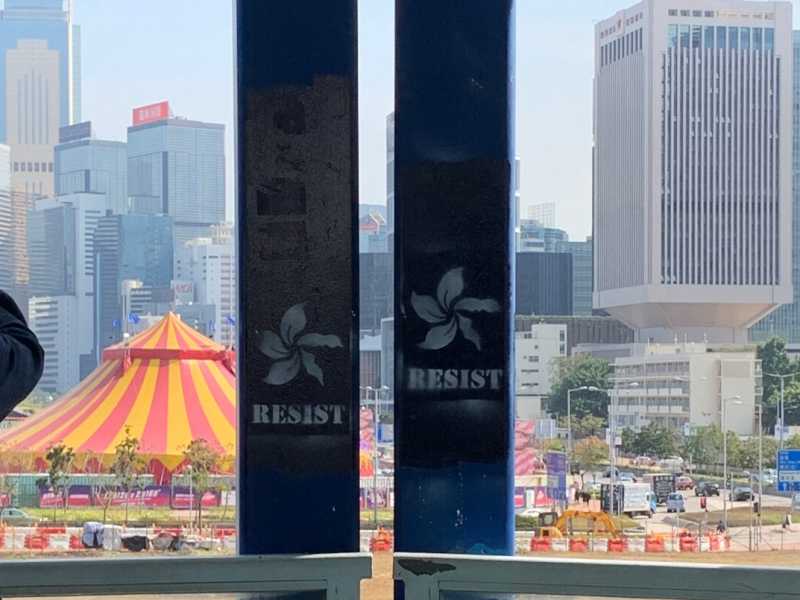 Il Bauhinia, simbolo della citt&agrave; di Hong Kong, in uno stencil davanti alla citt&agrave; (Il Foglio / Pompili)