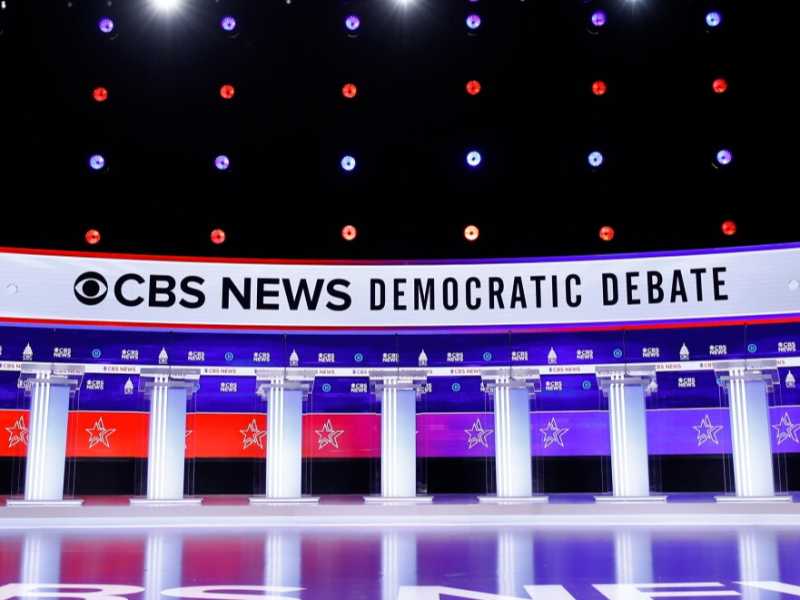 Il palco del dibattito democratico organizzato dalla Cbs (foto LaPresse)