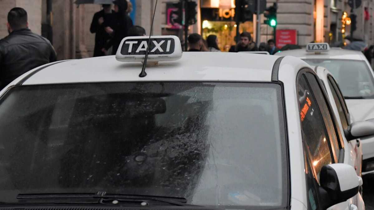 Immagine di Sui taxi il Pos sarà obbligatorio, ma si va verso l’aumento delle tariffe