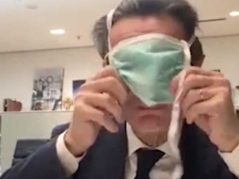 Il governatore della Lombardia, Attilio Fontana, nel video in cui annuncia il contagio di una sua collaboratrice e l'inizio del suo &ldquo;auto-isolamento&rdquo;
