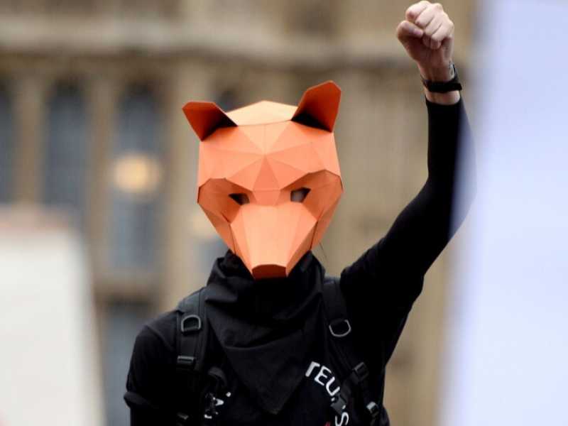 Una manifestazione contro la caccia alla volpa a Londra (foto LaPresse)