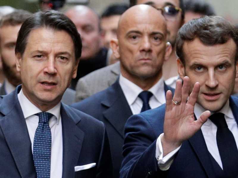 Giuseppe Conte ed Emmanuel Macron a Napoli (foto LaPresse)