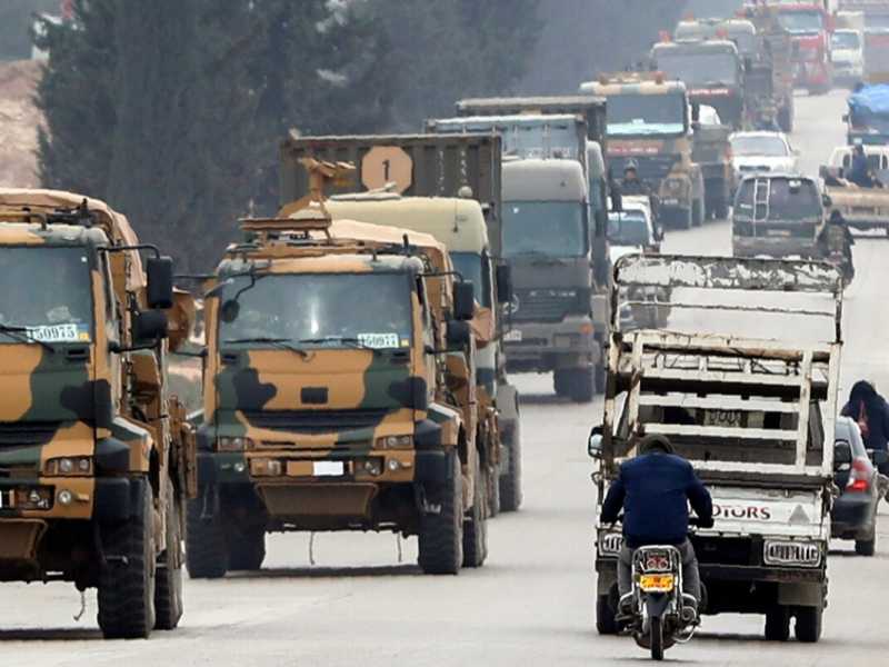 Un convoglio militare turco in viaggio lungo le strade ad est di Idlib in Siria (foto LaPresse) 