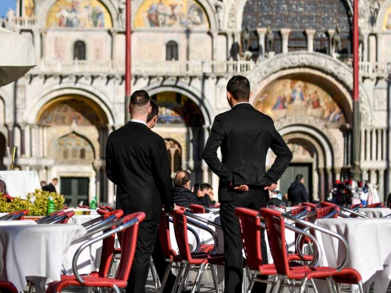 A Venezia il coronavirus ha tagliato drasticamente i turisti in visita, con danni enormi per il settore (foto LaPresse)
