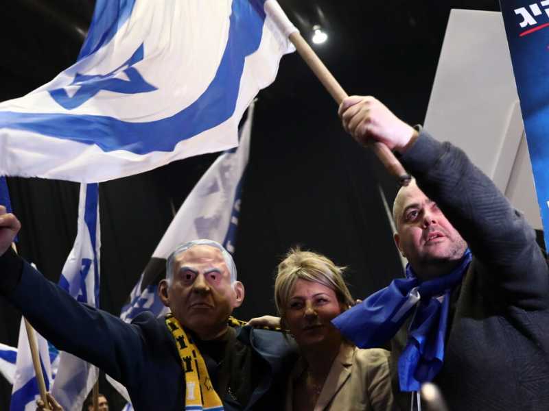 Sostenitori di Benjamin Netanyahu in piazza dopo i primi exit poll (foto LaPresse)