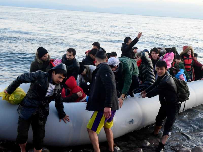 Continua l'emergenza migranti tra Grecia e Turchia (foto LaPresse)