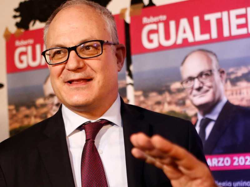 Il ministro dell'Economia, Roberto Gualtieri, vincitore delle elezioni suppletive nel collegio Roma centro (foto LaPresse)