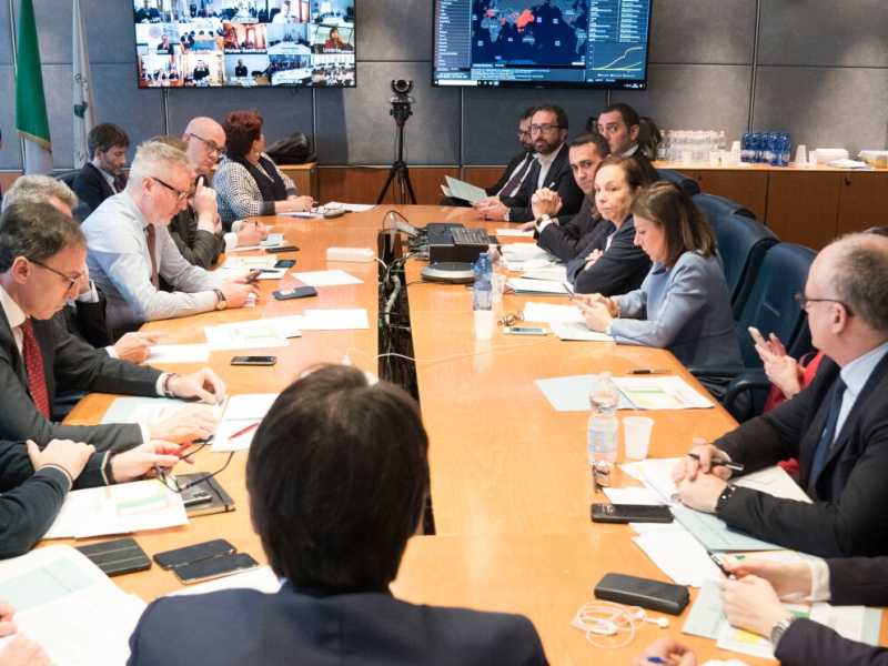 Il vertice alla Protezione civile con il presidente Giuseppe Conte, il ministro della Salute Roberto Speranza e il ministro degli Esteri Luigi Di Maio: modello situation room (LaPresse)