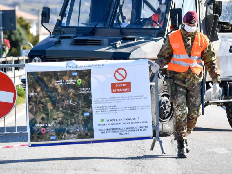 I militari bloccano l'accesso alla zona rossa di Vo’ Euganeo, focolaio veneto del coronavirus (foto LaPresse)