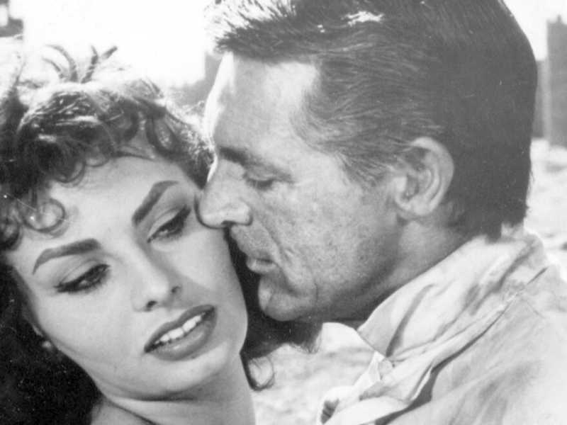Sofia Loren e Cary Grant in una scena del film Orgoglio e passione (foto LaPresse)