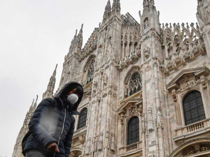 Milano, Duomo riaperto ai turisti dopo la chiusura dovuta all’emergenza coronavirus (foto Claudio Furlan - LaPresse)