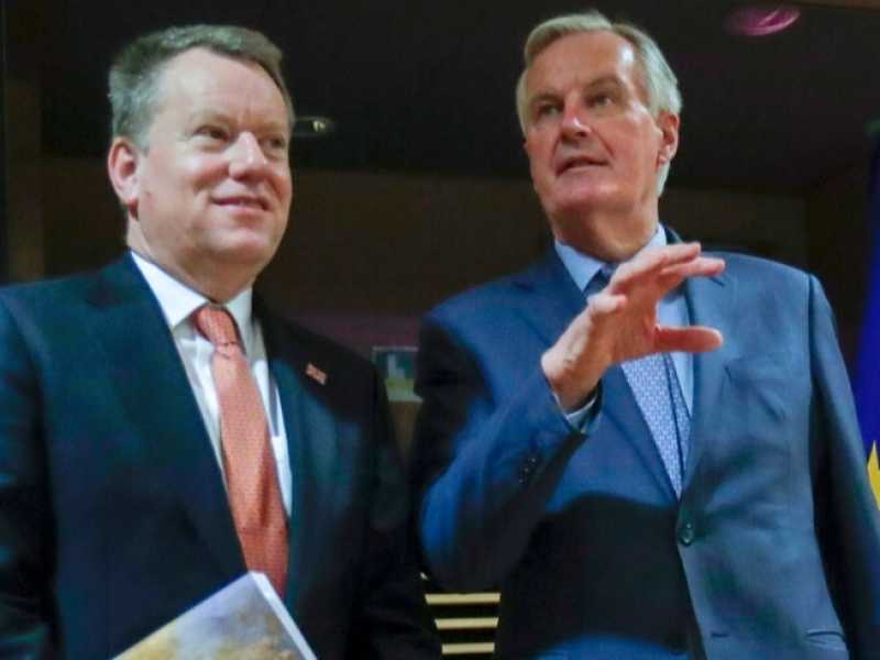 David Frost (a sinistra) con Michel Barnier (foto LaPresse)