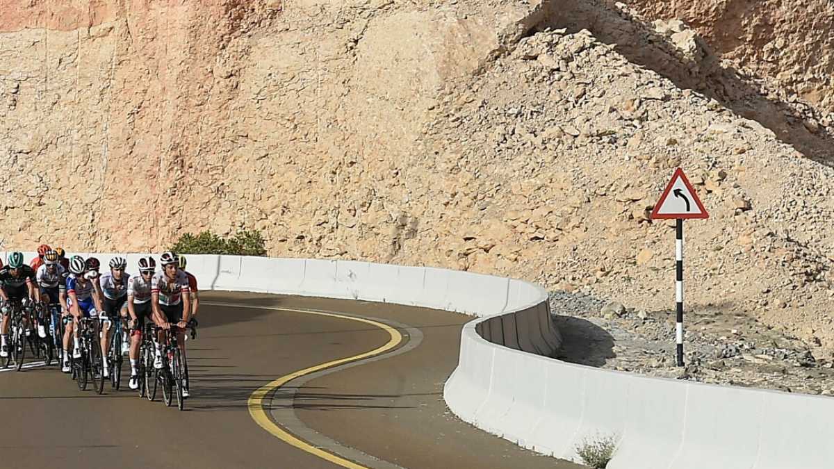 Immagine di Il tempo sospeso del ciclismo alle prese con il coronavirus all'UAE Tour