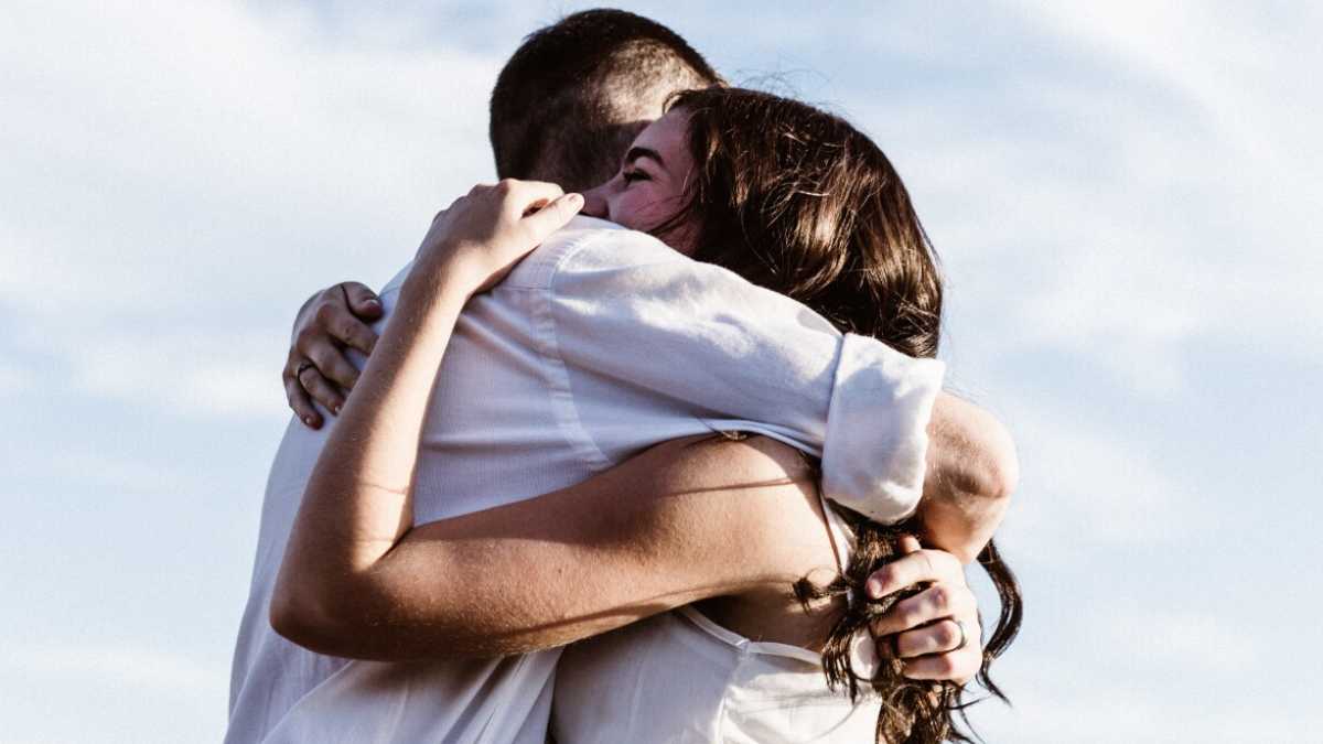 Immagine di Il galateo del coronavirus rivaluta i gomiti e una regola d’amore: stiamoci vicini tenendoci lontani