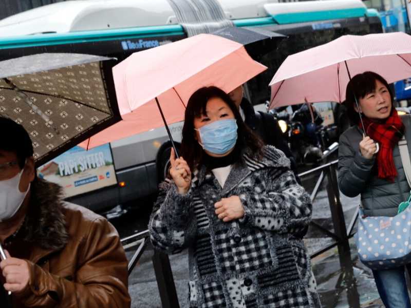 Turisti per le strade di Parigi (foto LaPresse)