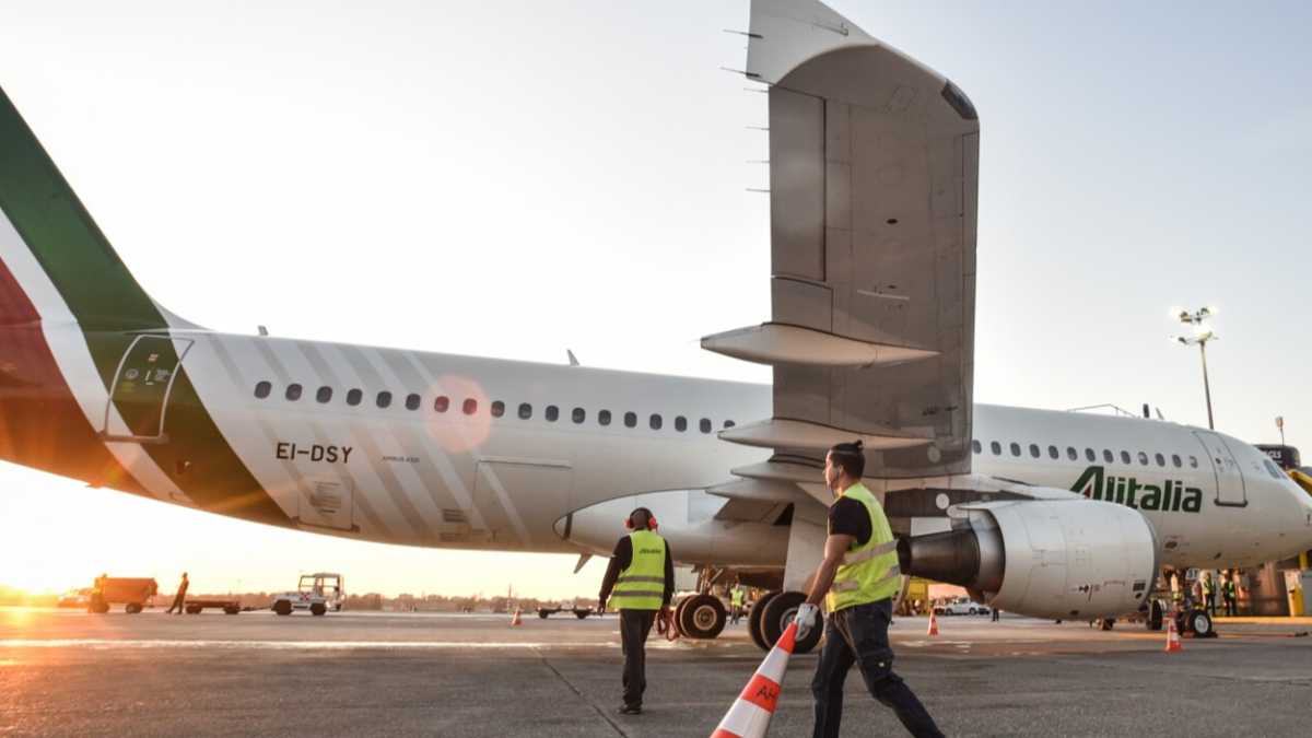 Immagine di Il bando per la vendita di Alitalia e lo stato di emergenza per il coronavirus in California