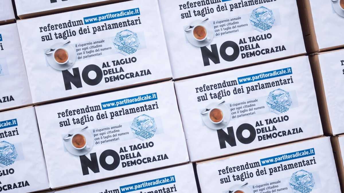 Immagine di Conte rinvia il referendum. E blinda la legislatura fino al 2022