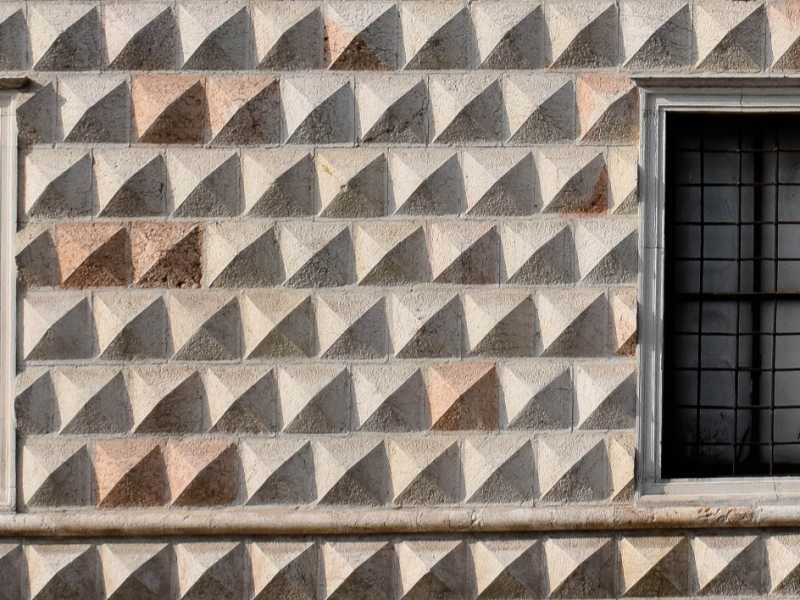 La facciata del Palazzo dei Diamanti a Ferrara - Nicola Quirico via Wikipedia