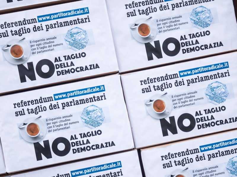Le firme raccolte per il referendum contro il taglio dei parlamentari (foto LaPresse)
