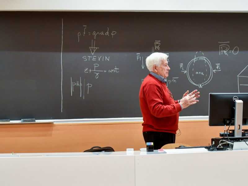 Un professore registra una lezione in classe (Foto LaPresse)