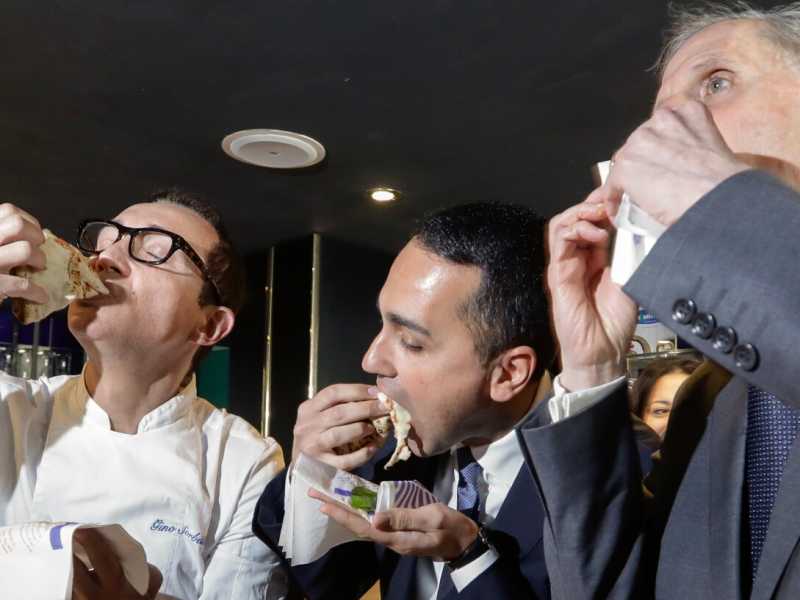 Di Maio alla pizzeria Sorbillo con l'ambasciatore francese (foto LaPresse)